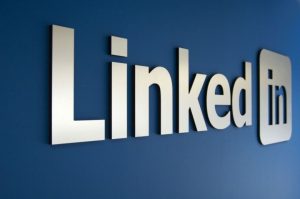 Infographic: 4 essential uses for LinkedIn